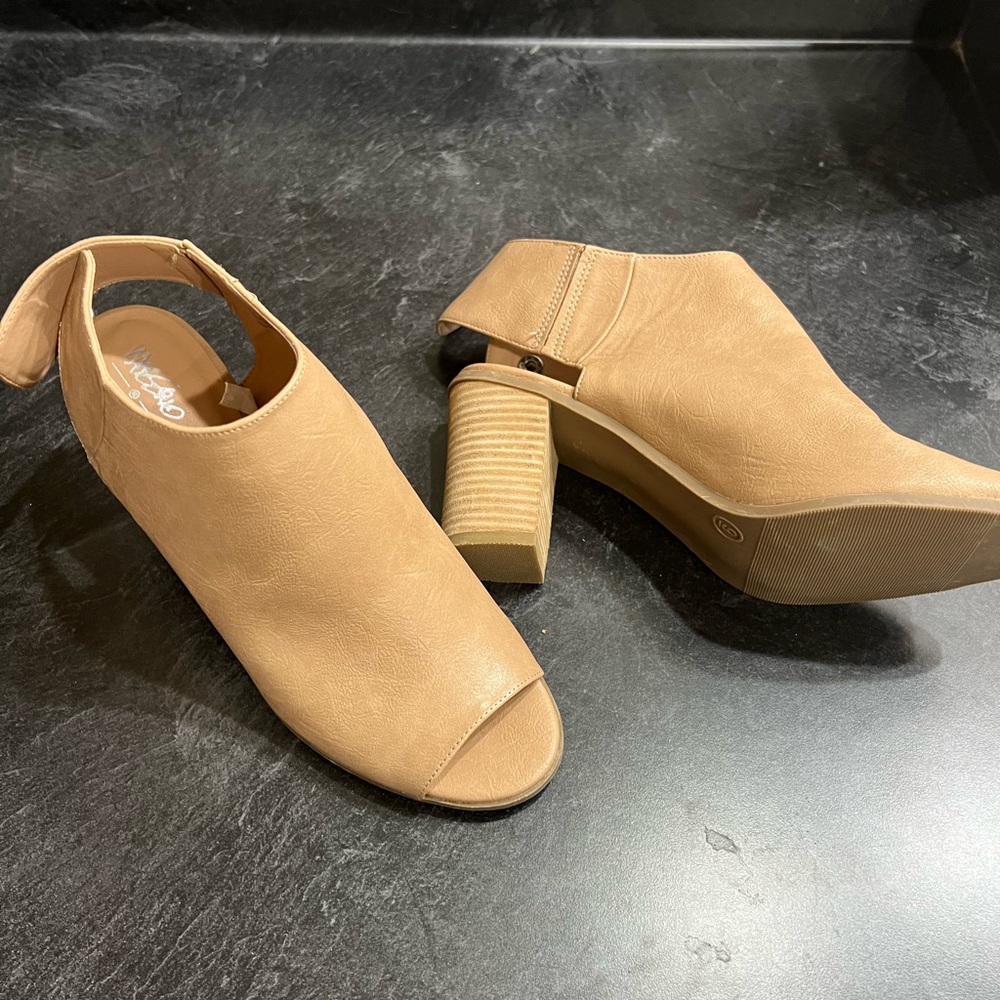 Mossimo Light Camel Peep-Toe Mules NWOT Wm 9 Snap Back Strap Chunky Block Heel